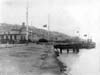 Утро в Куинстауне, флаги приспущены, 19 апреля 1912 года. Здание слева – это офис компании "Кьюнард". Справа видны посыльные суда "Ирландия" и "Америка".