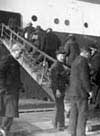Пассажиры второго класса поднимаются на борт с посыльного судна "Ирландия". 