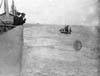 Газеты описывают падение лоцмана в воду в Портсмуте, где его подобрала лодка с острова Уайт. На снимке изображена шлюпка номер 10. Это один из немногих снимков спасательных шлюпок Титаника, достаточно четких, чтобы можно было увидеть название судна.