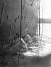 Гигантский правый становой якорь Титаника поднят в последний раз. Чтобы якорь достиг поверхности, потребовалось несколько минут. На лайнере использовалась цепь длиной 6 якорных цепей из кованого железа. Каждая из цепей имела длину 15 фатомов (морских саженей). 