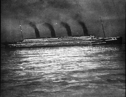 Изображение Титаника ночью, стоящего на якоре в Шербуре. Этот снимок Фрэнк Браун использовал для иллюстрации своих лекций. Данную фотографию он взял из приложения к лондонскому журналу "The Sphere" от 28 апреля 1912 года.