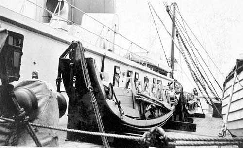 После бедствия на Титанике, все суда должны были иметь на борту достаточное для спасения всех пассажиров количество спасательных шлюпок. На снимке мы видим складные шлюпки Бертона на борту лайнера "Величавый" (Majectic) компании "White Star". 