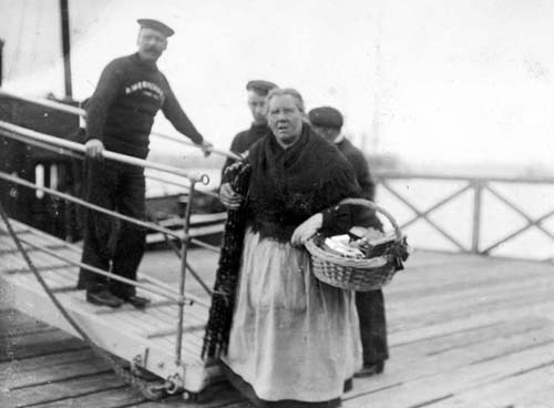 Уважаемая купчиха, миссис Гэлвин (Mrs.Galvin) ожидает прибытия пассажиров на Куинстаунской пристани.