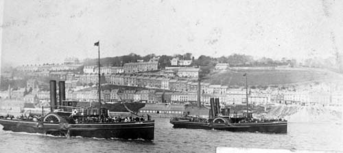 Вид посыльных судов "Ирландия" и "Америка" на фоне вида города Коб.