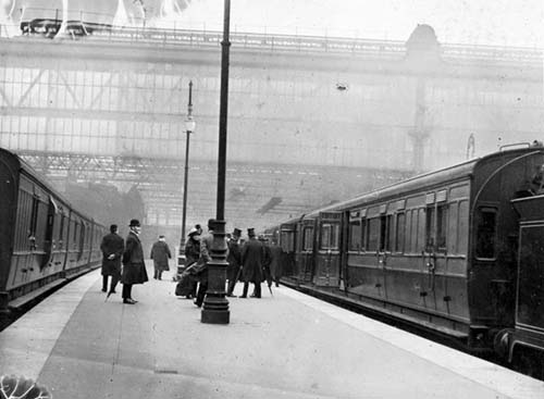Этот фотоснимок был сделан на станции Ватерлоо в среду, в 9:45 10 апреля 1912 года.  Фотограф наглядно изобразил первый и последний поезд, который привез пассажиров на Титаник. 