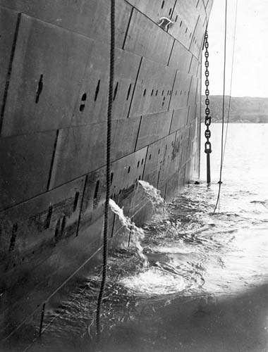 Гигантский правый становой якорь Титаника поднят в последний раз. Чтобы якорь достиг поверхности, потребовалось несколько минут. На лайнере использовалась цепь длиной 6 якорных цепей из кованого железа. Каждая из цепей имела длину 15 фатомов (морских саженей). 