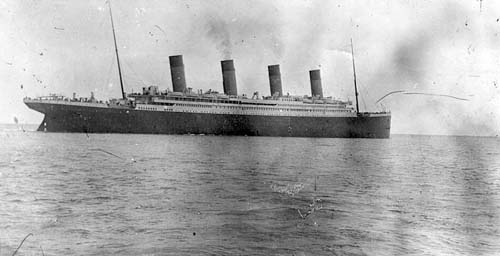 Сейчас якорь поднят, и Титаник медленно выходит из гавани. Тент, который виден в центре вдоль А-палубы лучше снять до того, как судно наберет полную скорость, не то ветер порвет его.