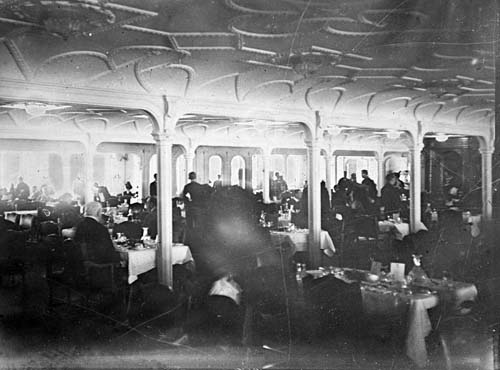 Столовая для пассажиров первого класса на Титанике. И снова Фрэнк Браун счел эту фотографию неудовлетворительной и не включил в свой альбом. Однако, это одна из немногих фотографий, сделанных в этом зале.