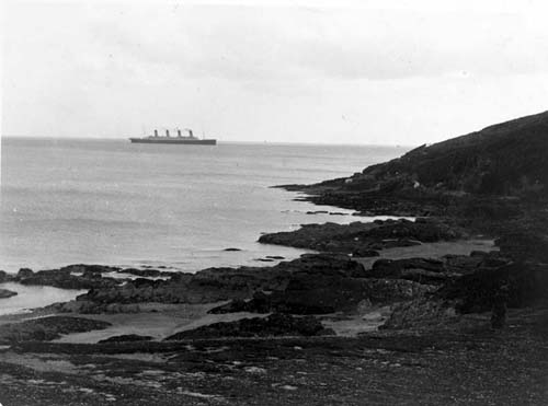 Хотя часто указывают, что на фотографии изображен Титаник, на самом деле это последняя фотография Олимпика, сделанная Фрэнком Брауном, в Кроссхевене, графство Корк. Этот снимок представлен здесь, как попытка рассеять миф.