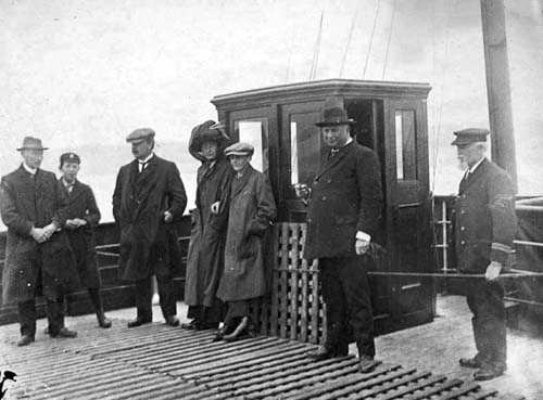 Семья Оделл на борту посыльного судна "Ирландия", после того, как они сошли с Титаника вместе с Фрэнком Брауном. Молодой Джек Оделл в школьной кепке со своей матерью. Капитан Маквэй стоит справа.
